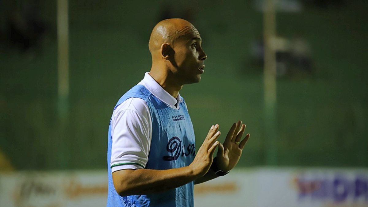 Caldense anuncia saída do técnico Wellington Simião e de integrantes da comissão técnica