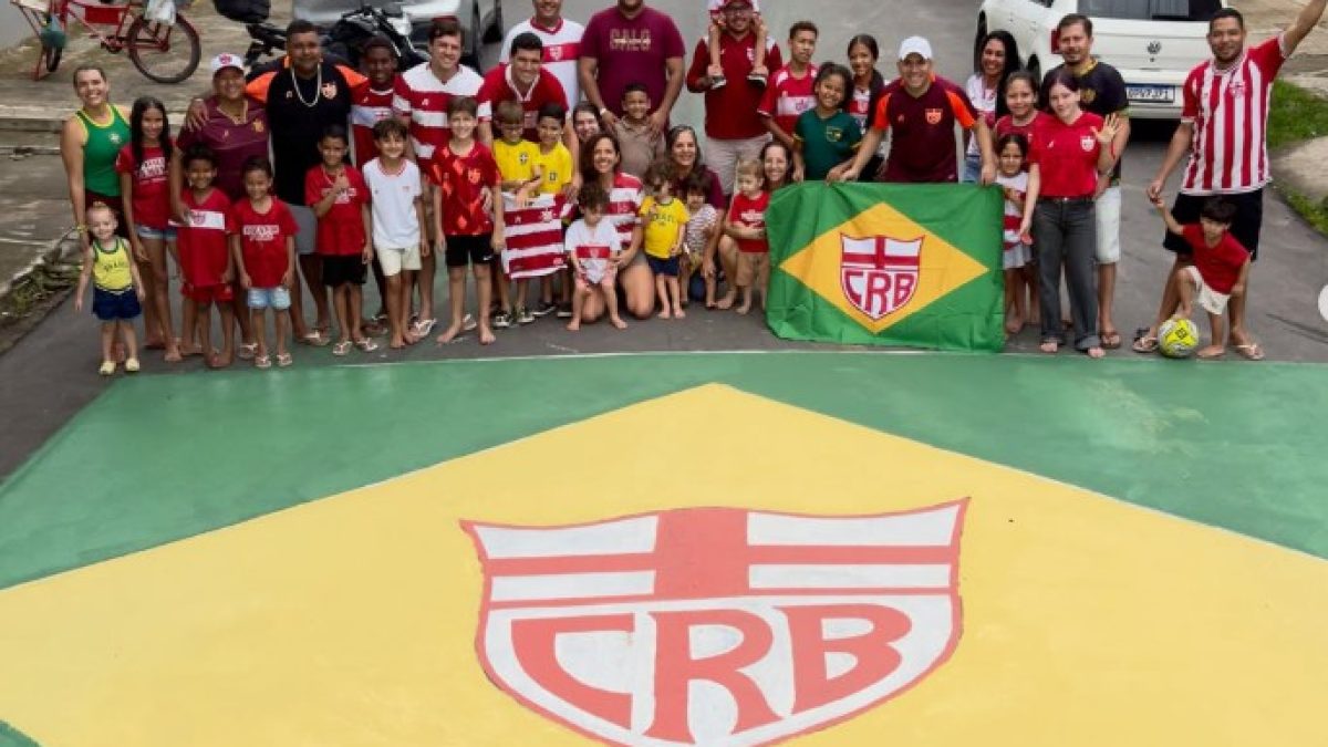 Torcedores do CRB pintam rua do Casarão em ação temática para a Copa do Mundo