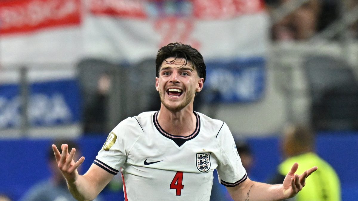 Meia da Inglaterra revela estar jogando com dores há meses: "Quantidade obscena de jogos"