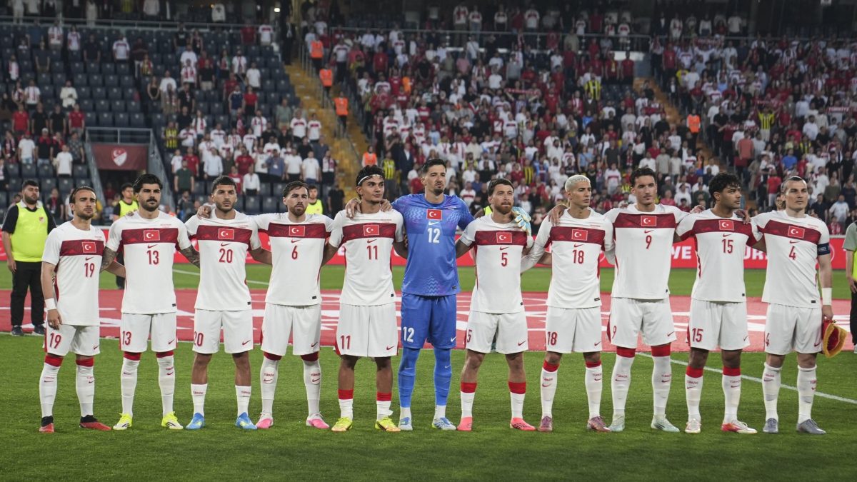 Turquia chega à Copa com ataque brilhante e defesa caótica sob comando de Montella