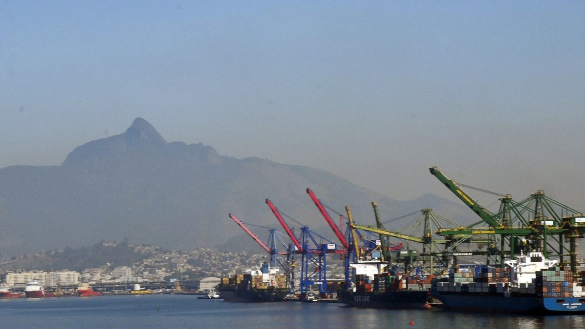 Superávit comercial sobe 10,8% em maio com impulso de soja e cobre