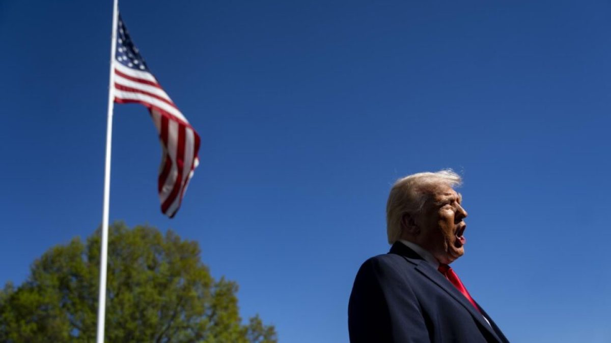 Trump diz que petrolíferas mantêm preço alto após acordo com Irã e ordena investigação