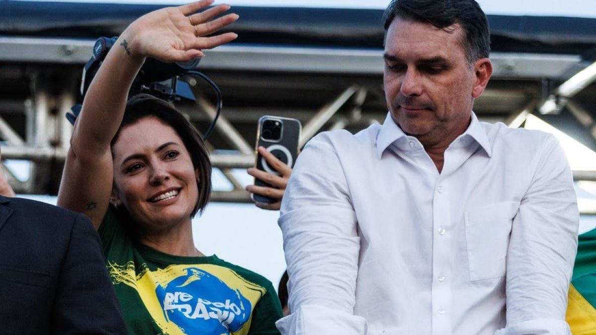“Nada nem ninguém me aborrece”: a “resposta” de Flávio Bolsonaro após vídeo-bomba de Michelle