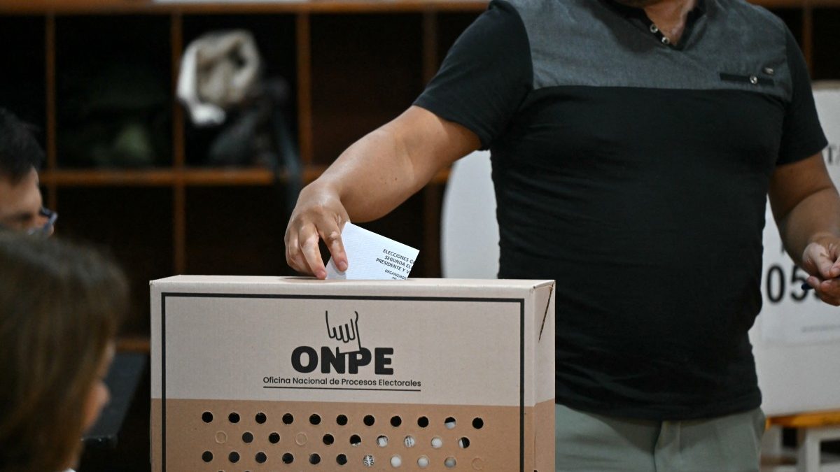 Peruanos vão às urnas no segundo turno entre Keiko Fujimori e Roberto Sánchez