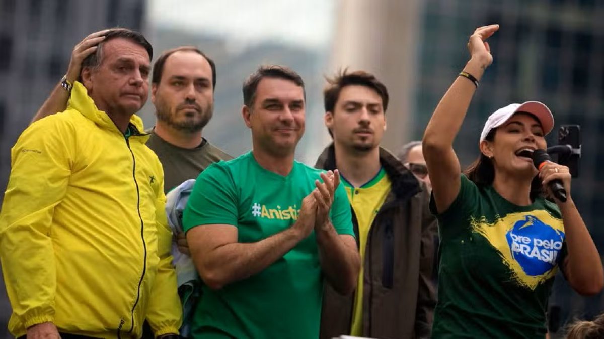 O fim dos irmãos Bolsonaro garante a ascensão de Michelle. Por Moisés Mendes