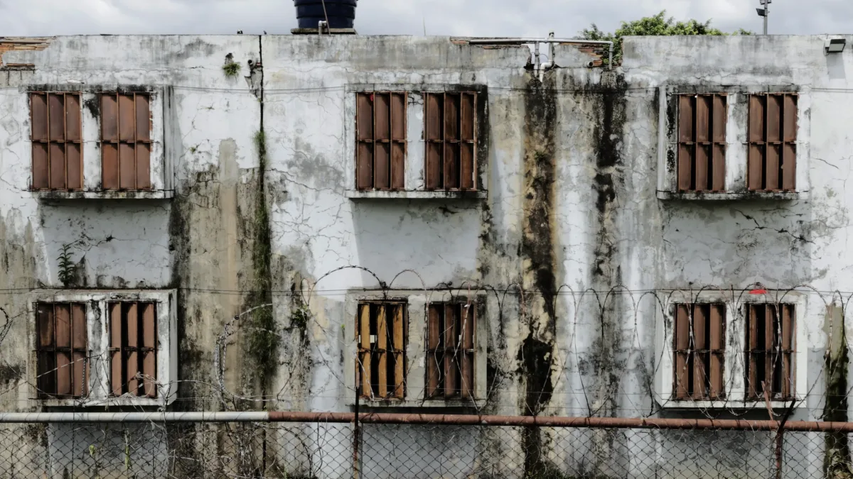 Sistema prisional de MG concentra 83% das denúncias de violações de direitos humanos em 2025