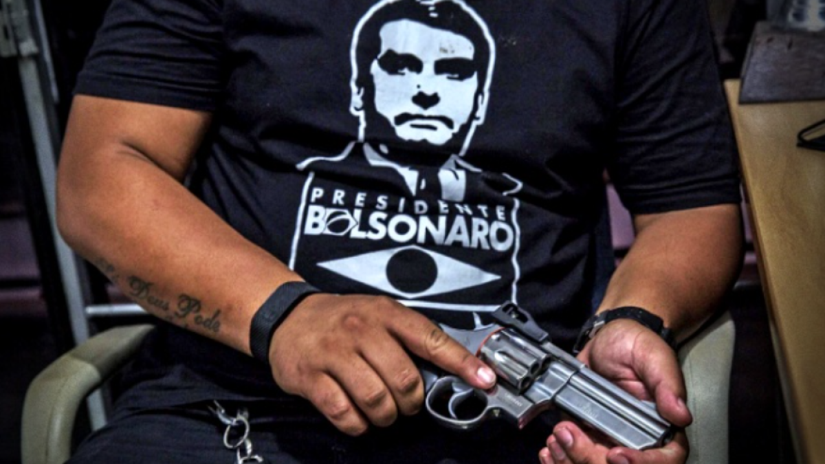 Arma registrada em nome de Bolsonaro é apreendida em blitz no DF; sargento do Exército é detido