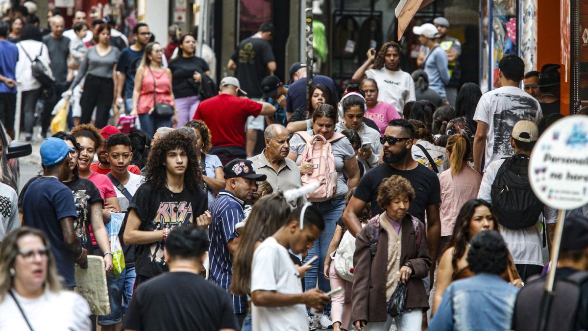 Pobreza cai em 22 metrópoles brasileiras, mas desigualdade persiste, aponta estudo