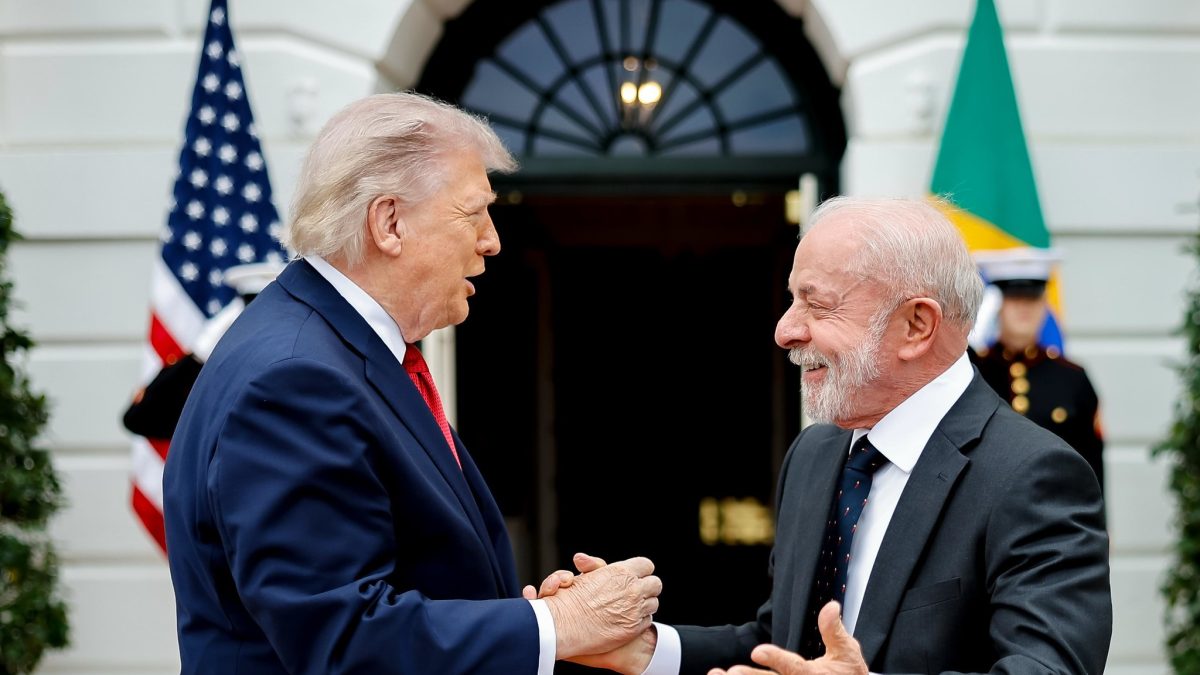 Lula estende permanência na França para viabilizar encontro com Trump sobre tarifaço