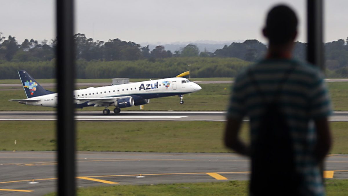 Azul pode cortar voos domésticos devido ao alto preço do combustível