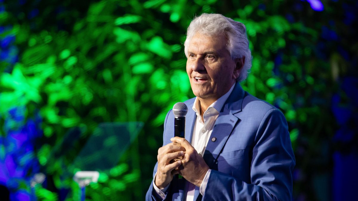 Caiado mira futuro e evita confronto direto com Lula e Bolsonaro em escândalos