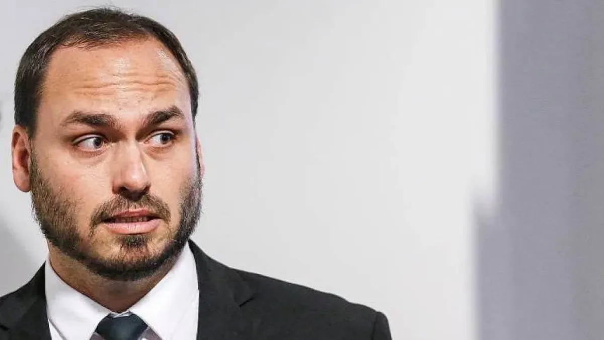 Ex-chefe de gabinete de Carlos Bolsonaro vira réu por rachadinha no Rio