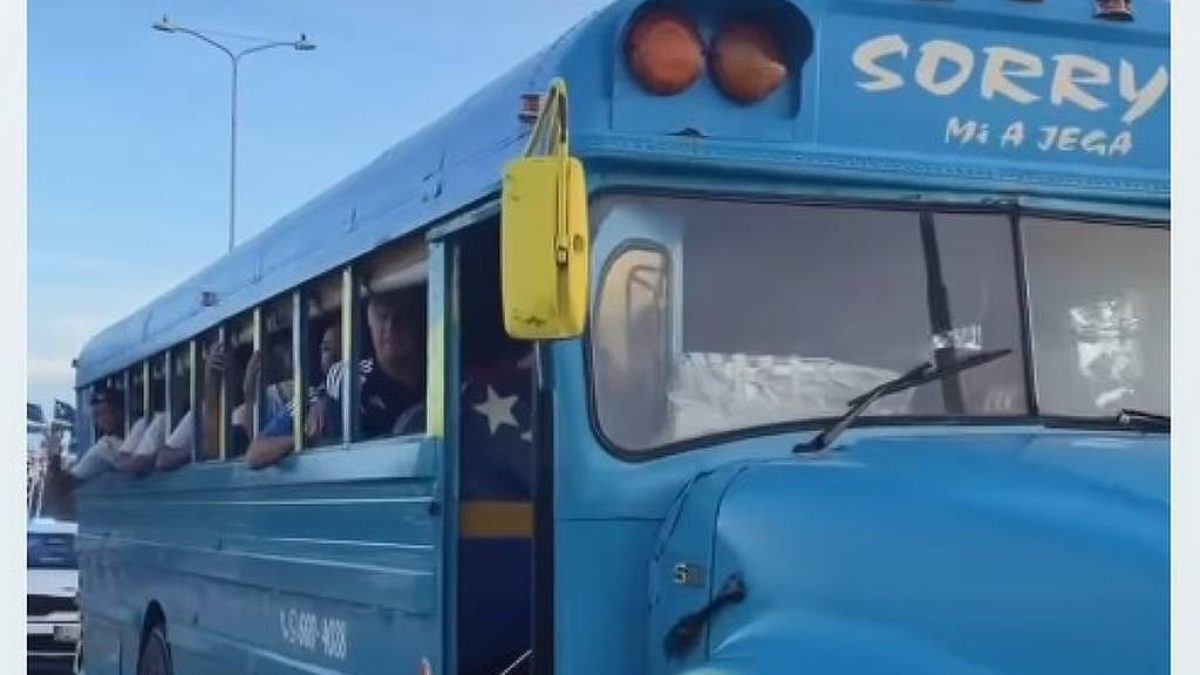 Seleção de Curaçao usa ônibus escolar antigo para chegar a amistoso