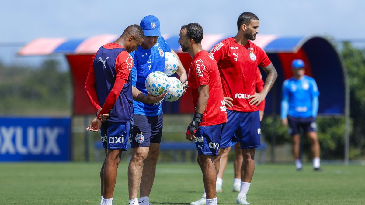 Bahia trabalha resistência e faz atividade em campo reduzido