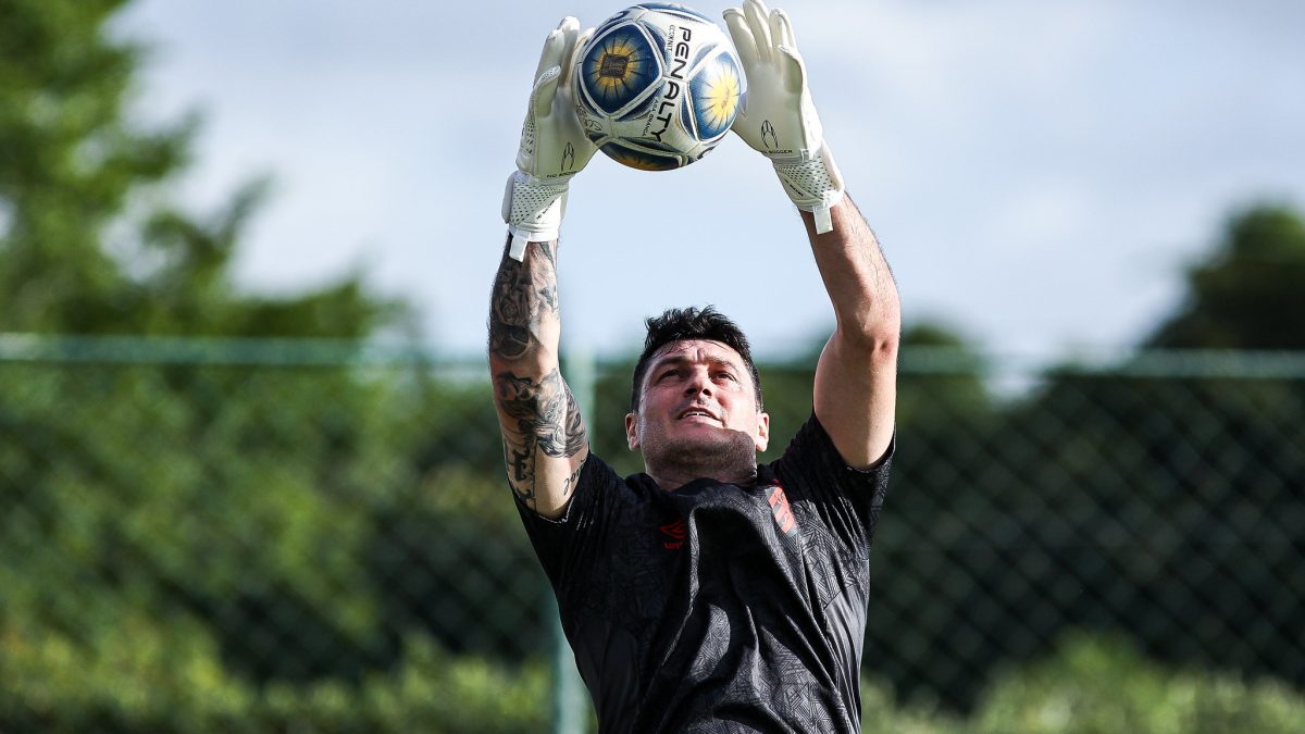Denis sofre com problema no quadril e não tem prazo de retorno no Sport