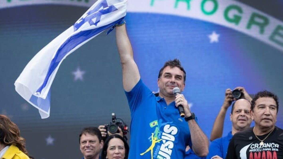 Vídeo de Michelle mira grupos que Flávio perde: mulheres e evangélicos