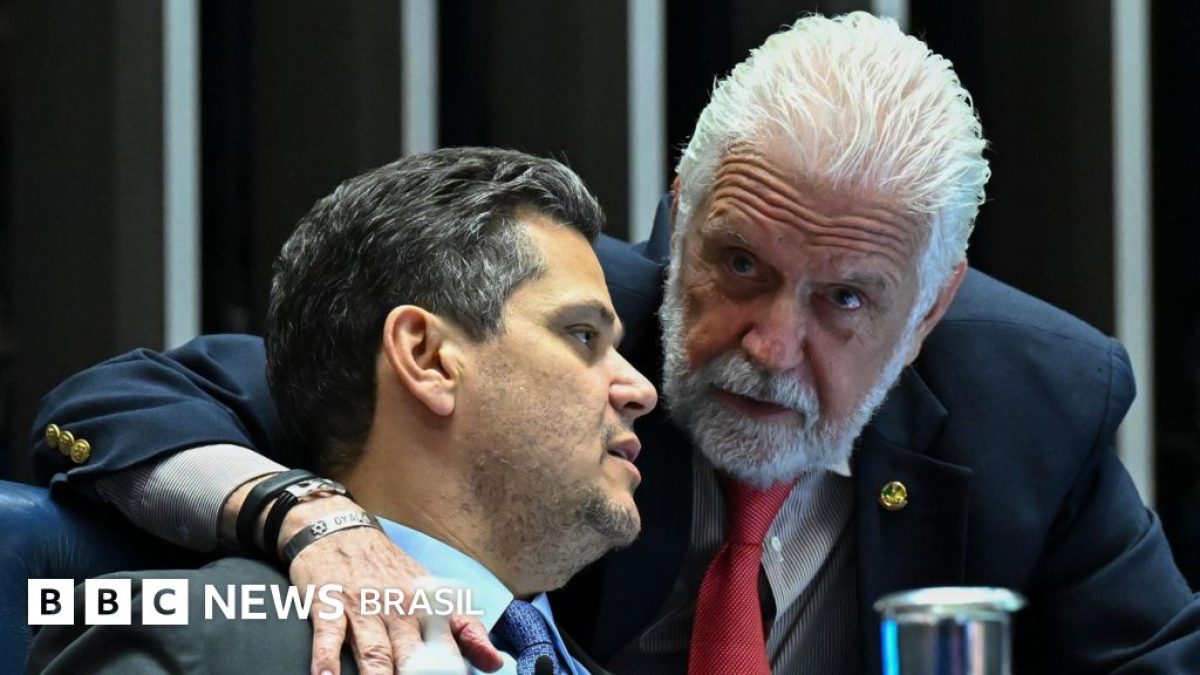 PF mira Jaques Wagner; Alcolumbre apoia senador e Flávio Bolsonaro critica PT
