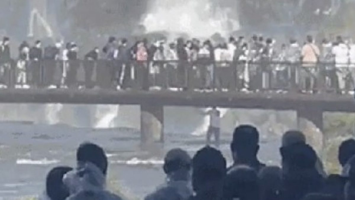 Turista pula nas Cataratas do Iguaçu para pegar celular e é retirado do parque
