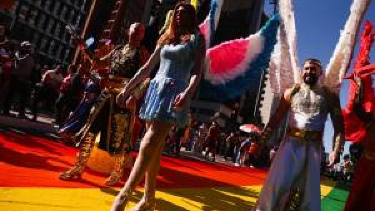 Parada do Orgulho LGBT+ lota Avenida Paulista e organização critica projeto que proíbe menores