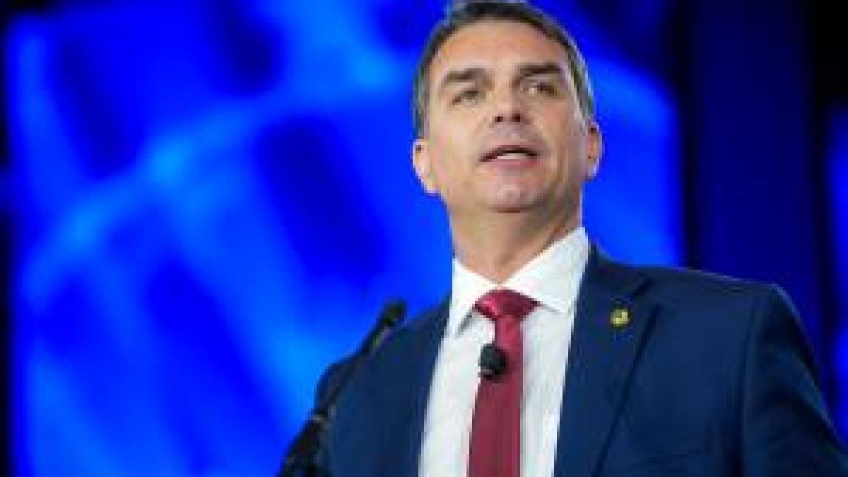 Flávio tenta barrar tarifa dos EUA e diz que medida beneficiaria governo Lula