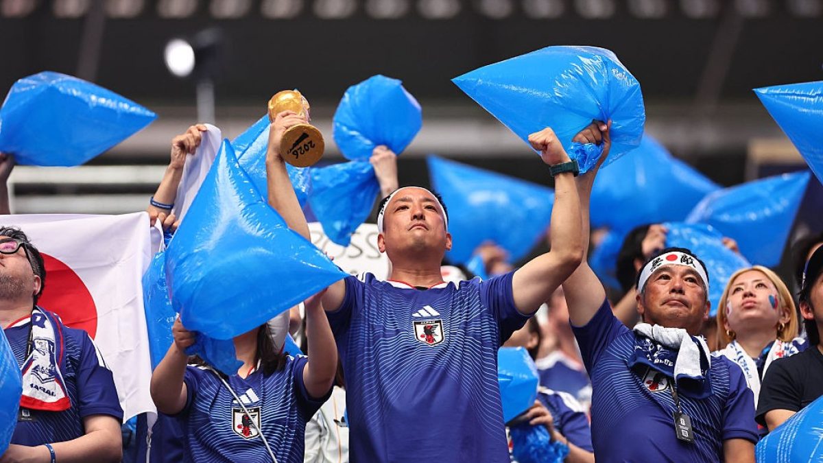 Técnico do Japão exalta cultura da torcida de limpar estádios na Copa do Mundo: "Nos enche de orgulho"