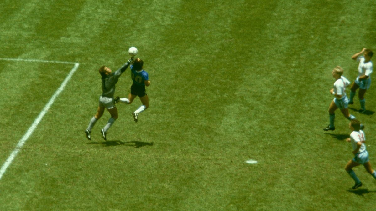 Bola da "Mão de Deus" de Maradona vai a leilão com lance inicial de R$ 13 milhões