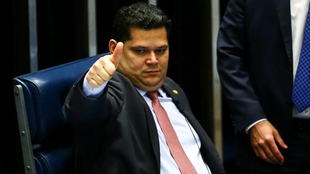 Alcolumbre sob pressão para definir tramitação de PEC do fim da escala 6×1