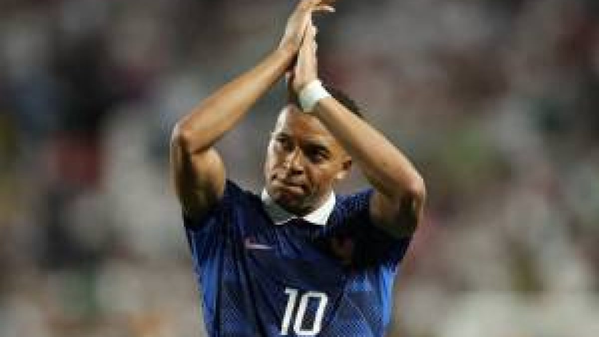 Mbappé classifica a França à 2ª fase da Copa e continua à caça de Messi