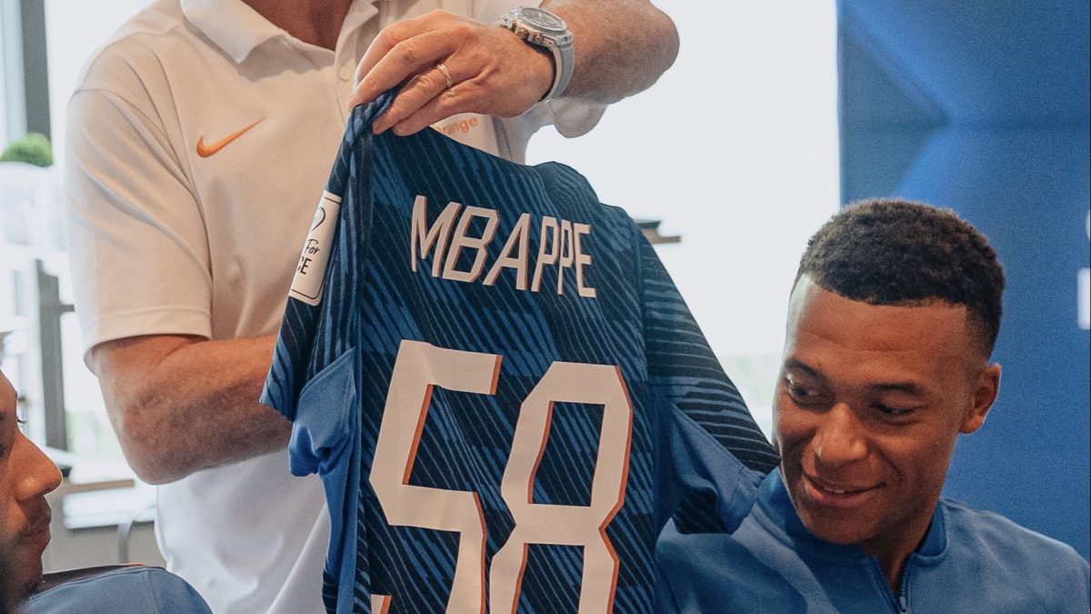 Mbappé recebe camisa personalizada de Deschamps após se tornar maior artilheiro da França