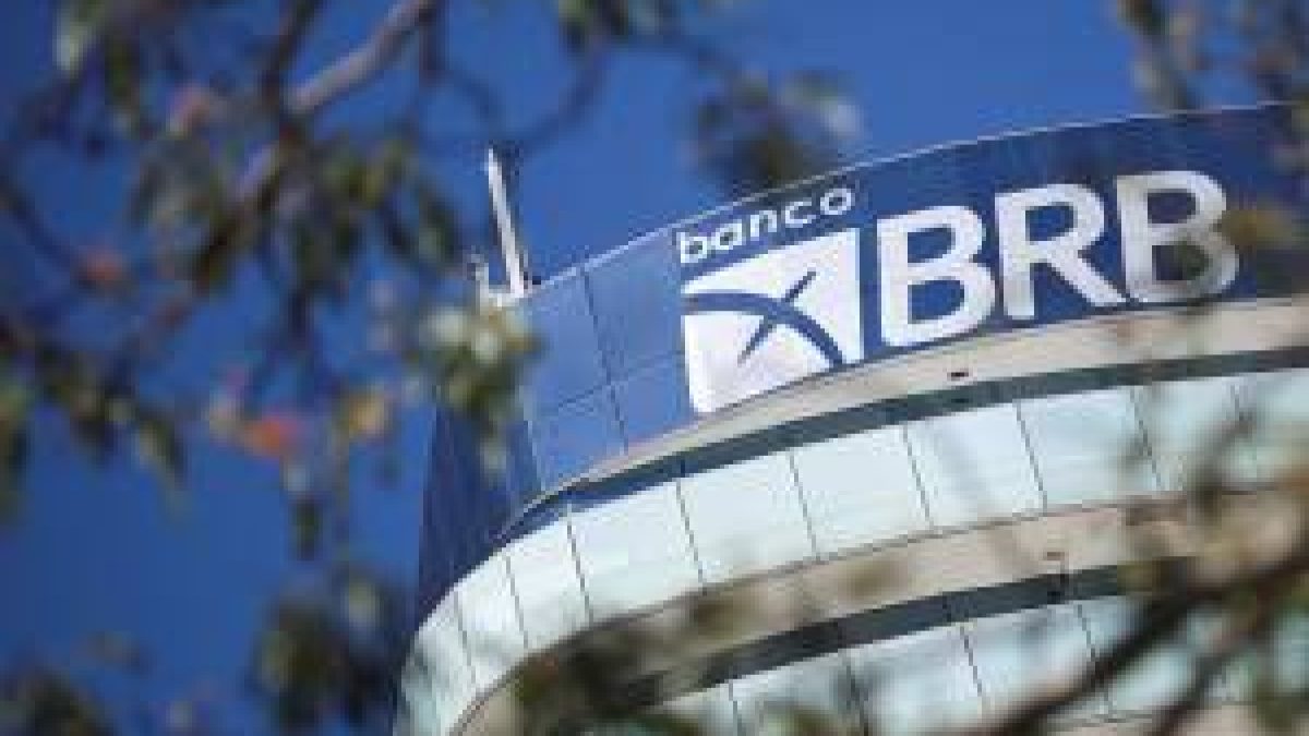 BRB afasta funcionários após operação sobre descontos irregulares contra aposentados