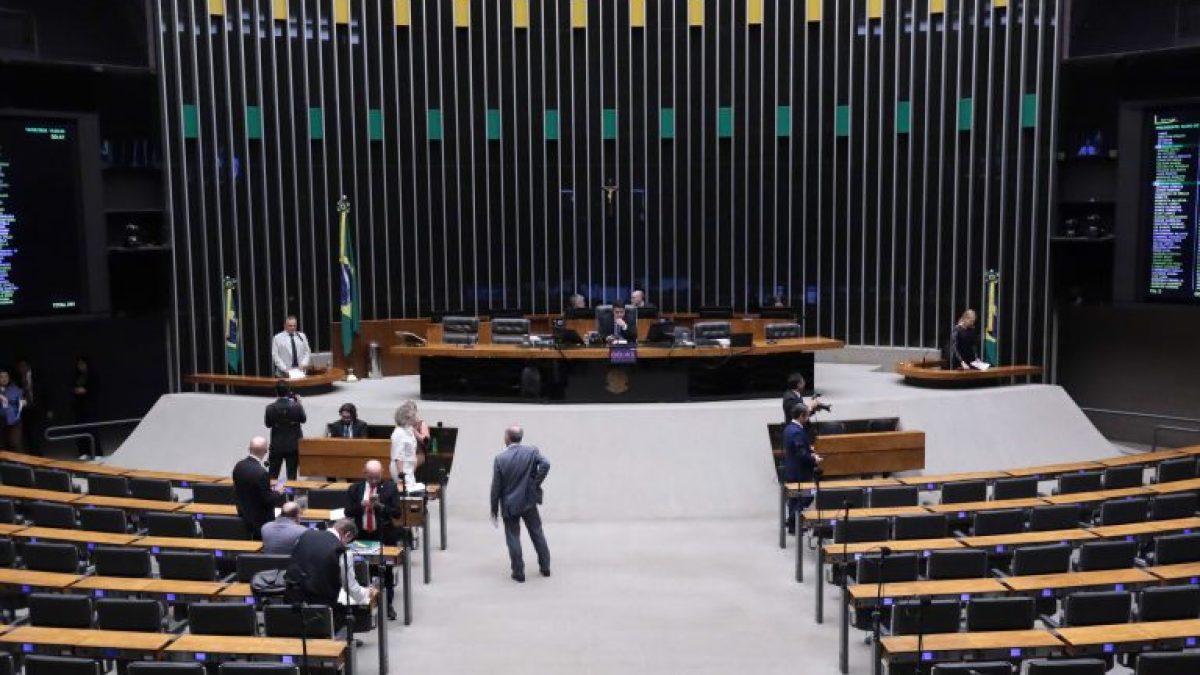 Minirreforma eleitoral aprovada na Câmara cria Refis para partidos e altera regras de contas