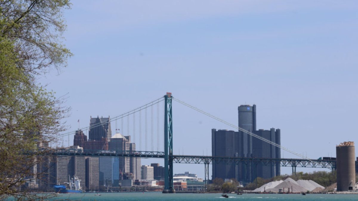 Padre derruba suspeito de atropelamento e fuga em Detroit