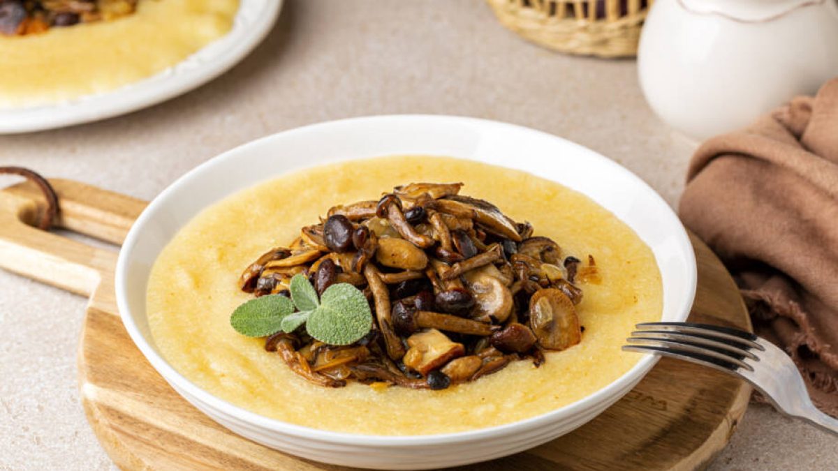 A polenta cremosa com queijo que derrete na boca e muito fácil de fazer