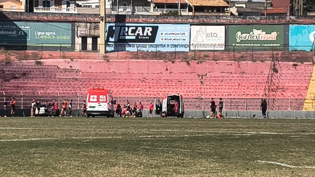 Jogador de 20 anos sofre parada cardíaca em treino e é reanimado em campo