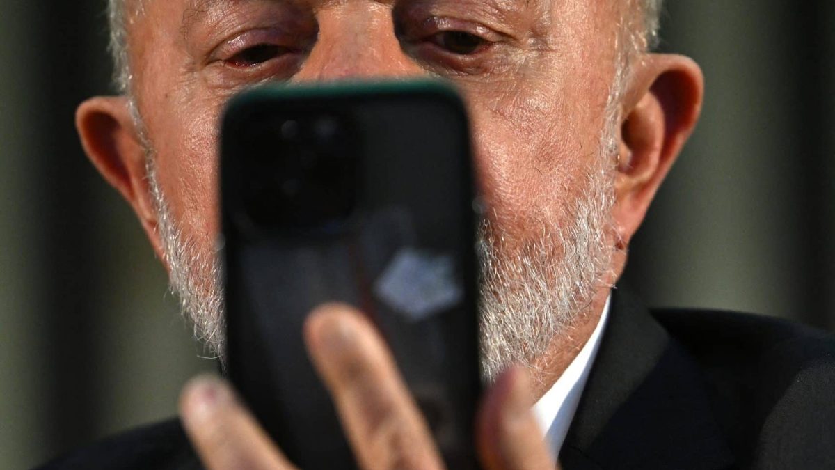 Lula anuncia programa para devolver celulares roubados via Correios