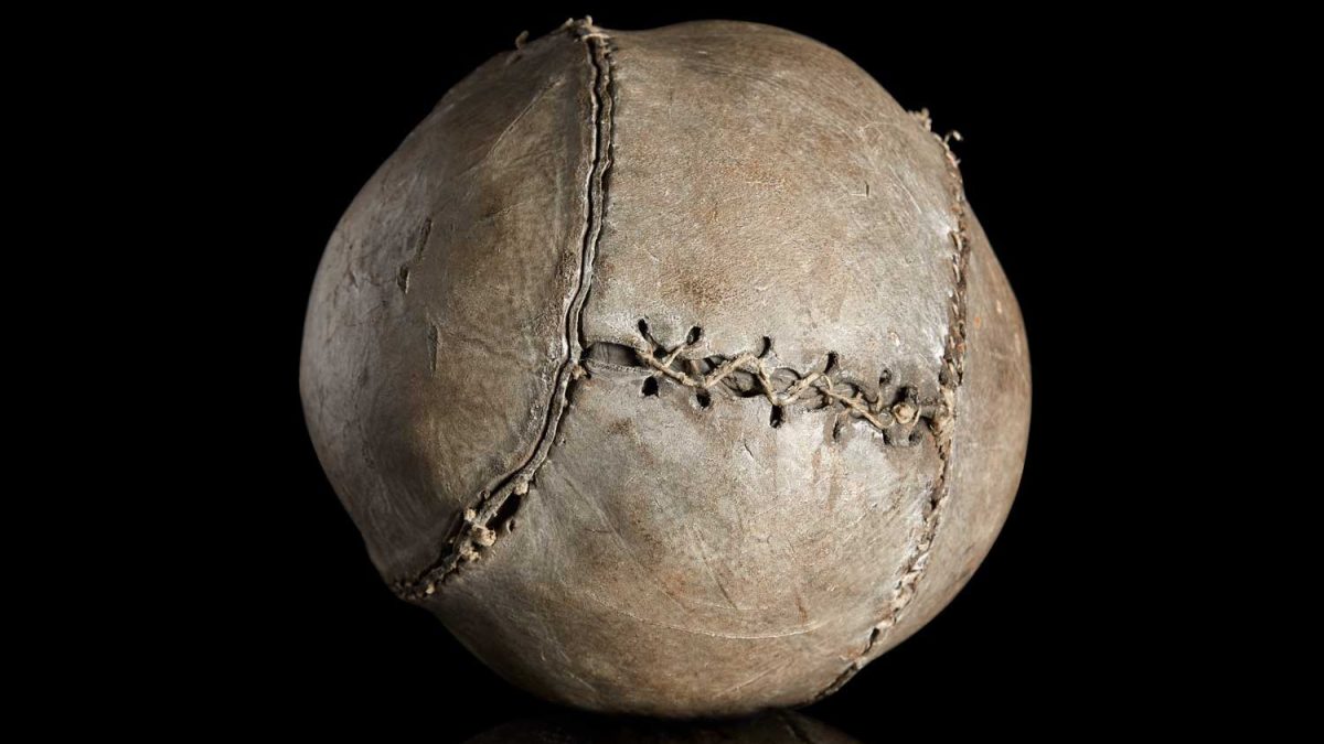 Bola mais antiga do mundo: item achado em castelo na Escócia está exposto em Miami