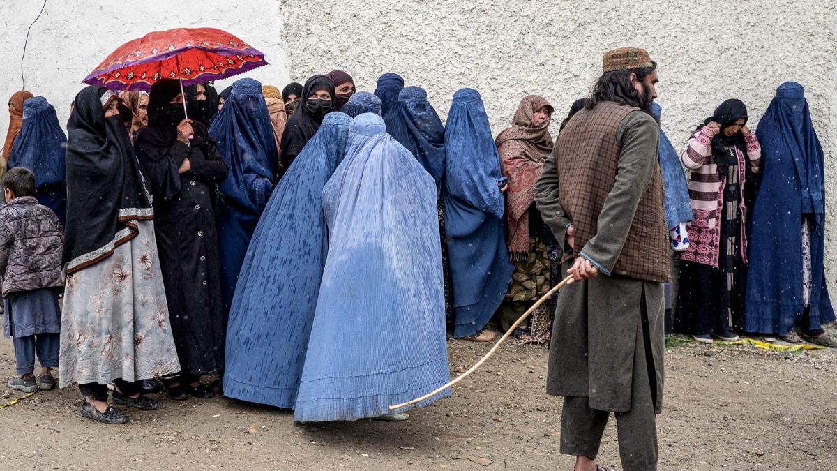 Talibã intensifica repressão a vestimentas femininas em Herat, dizem testemunhas