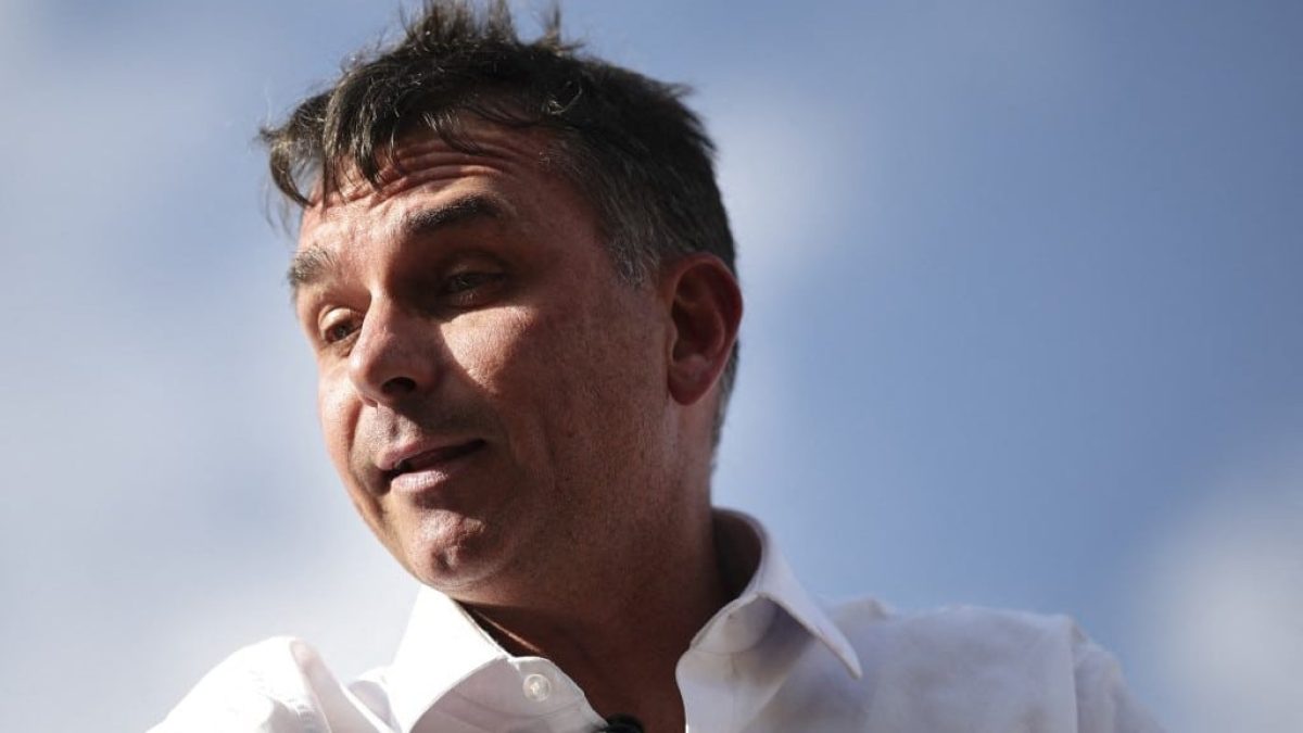 Flávio Bolsonaro adota discurso similar ao de Lula em evento sobre economia e Bolsa Família