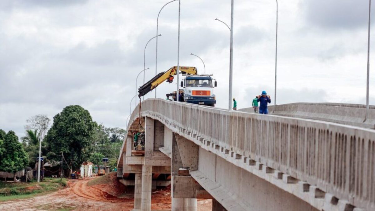 Ponte de R$ 36 milhões desaba no Acre um dia após interdição; quatro ficam feridos