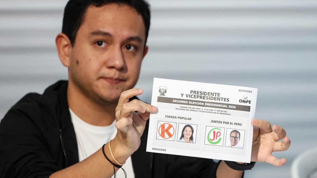 Peru: Keiko Fujimori lidera por margem mínima, mas resultado ainda é incerto