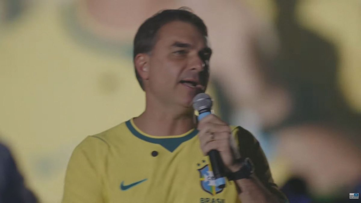 Flávio Bolsonaro usa slogan de Lula e defende Bolsa Família em pré-candidatura