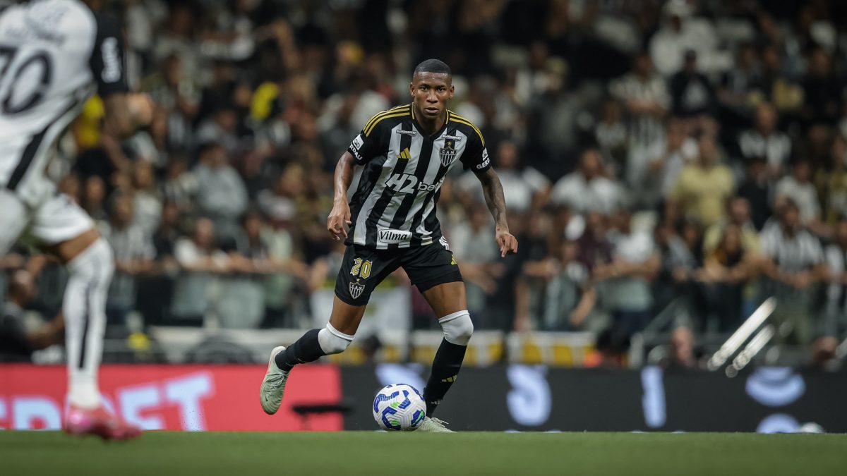 Há mais de um ano sem jogar, volante do Atlético-MG vive momento de incerteza na carreira