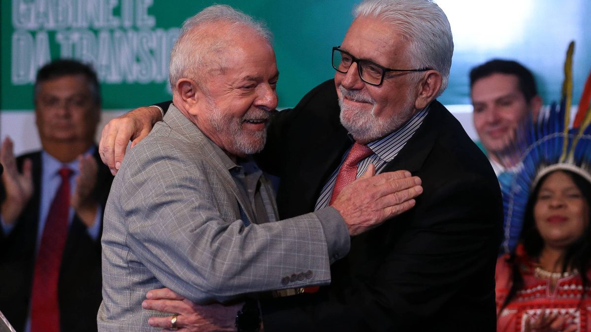 Lula e aliados articulam para que Jaques Wagner renuncie à liderança do governo no Senado