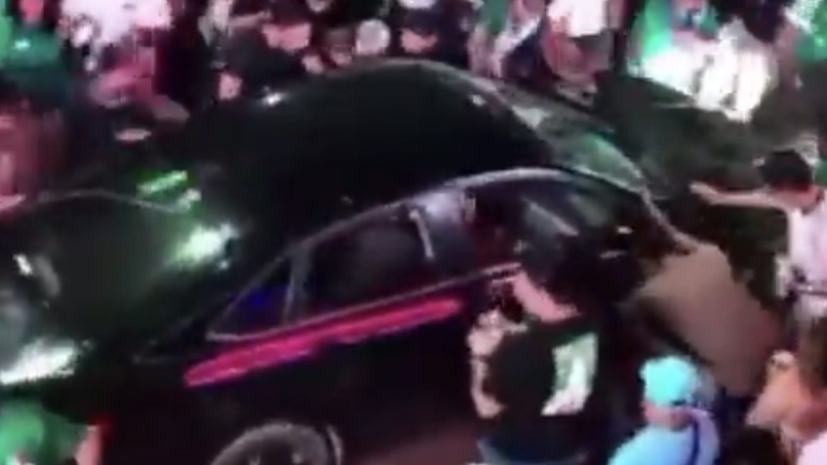 Vídeo: motorista atropela torcedores que comemoravam vitória do México em jogo da Copa