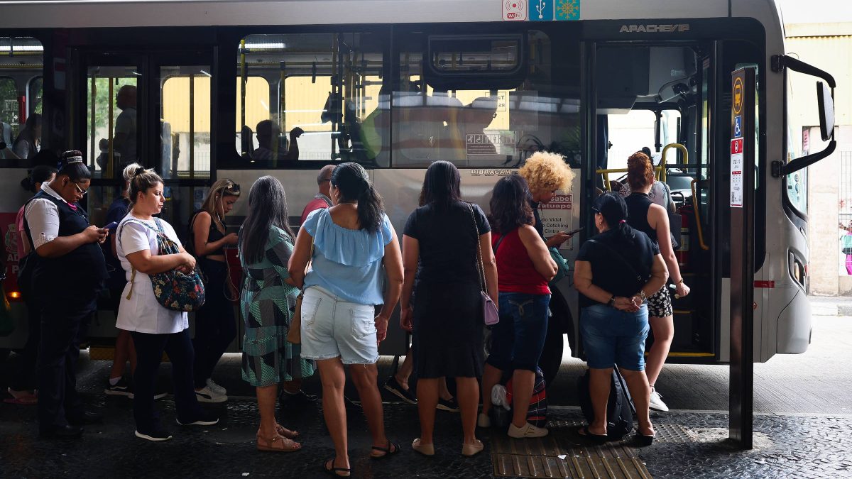Lula sanciona marco do transporte público e veta obrigação de municípios custearem gratuidades