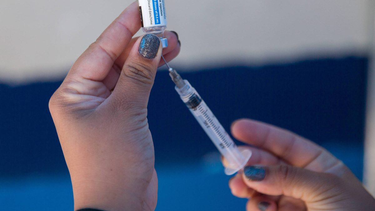 Estudo mostra que vacina contra Covid reduz risco de infarto e AVC em idosos