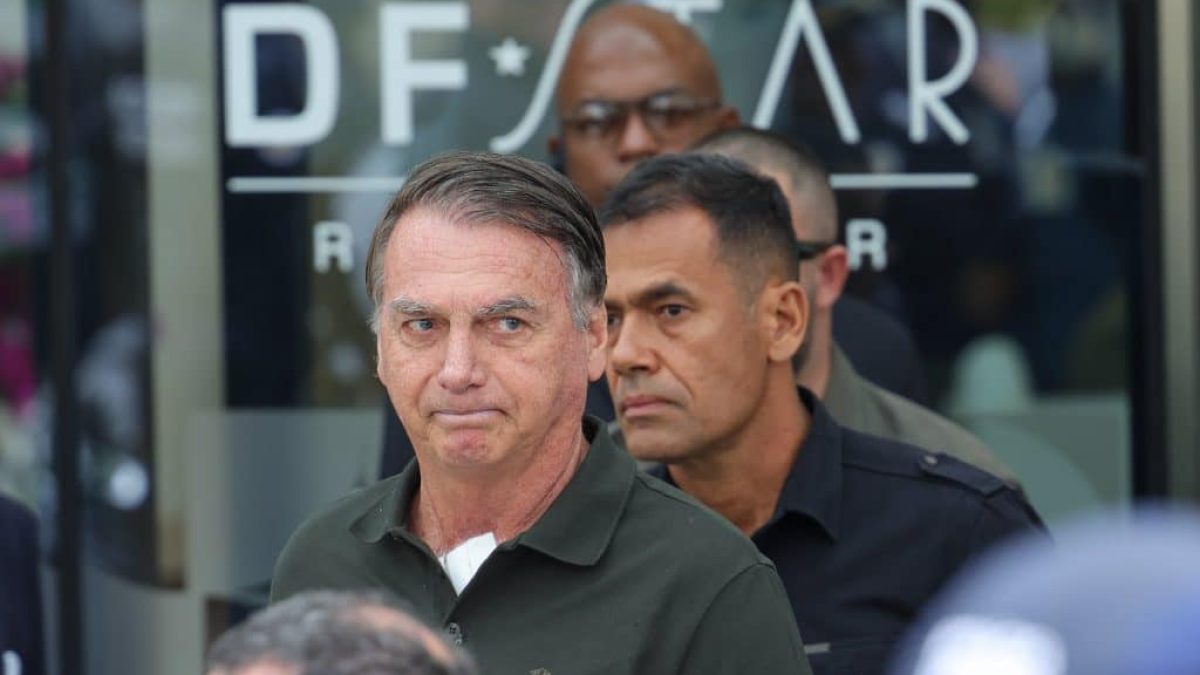 Sargento flagrado com arma de Bolsonaro integra apoio público a ex-presidentes