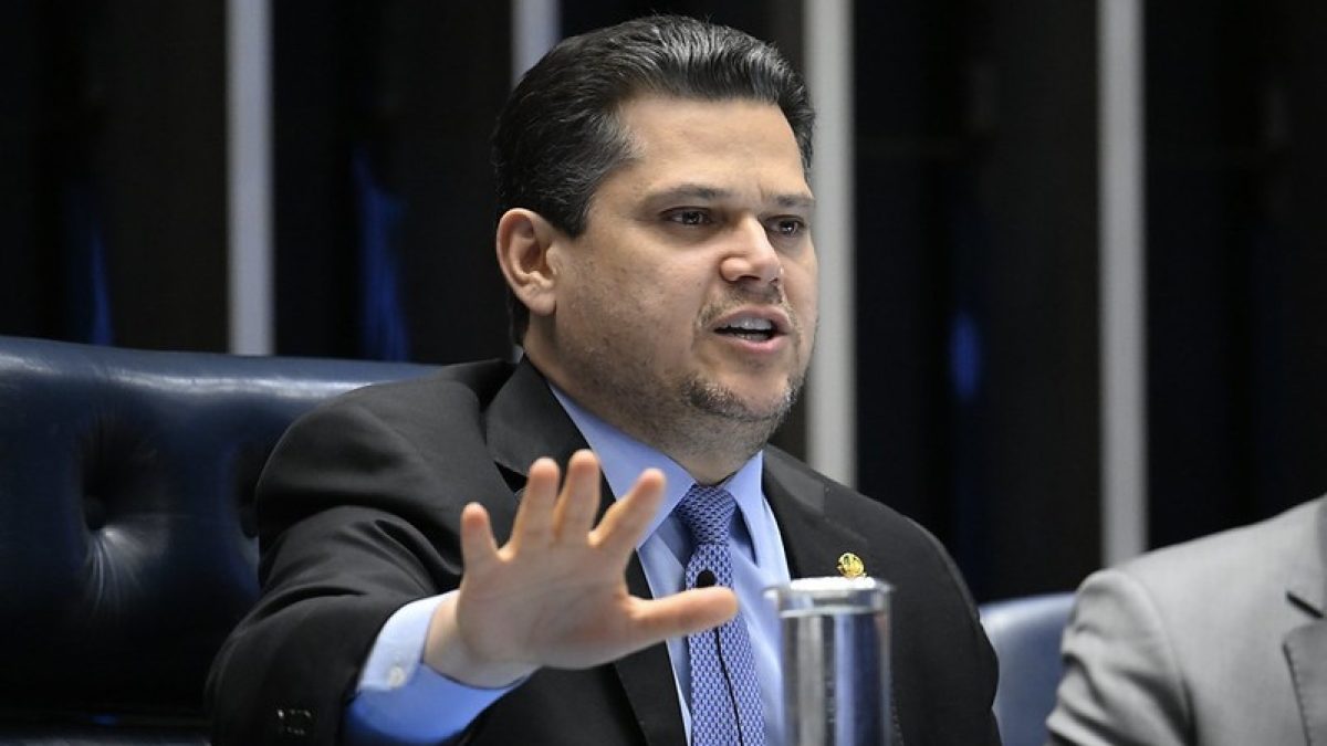 Alcolumbre sugere tramitação inédita para PEC da 6x1; governo vê risco de atraso