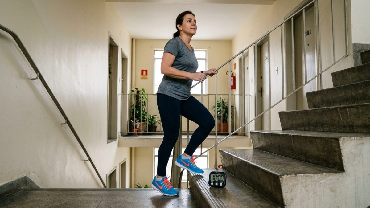 Especialistas já disseram: subir escadas 10 minutos por dia, 5 dias por semana, em ritmo moderado, melhora o fôlego e fortalece as pernas ao longo do ano