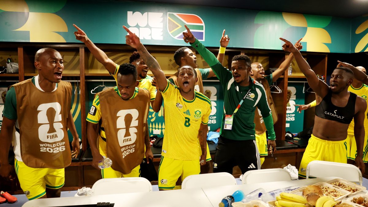 Jogadores da África do Sul fazem festa no vestiário com vaga na segunda fase da Copa; veja vídeo